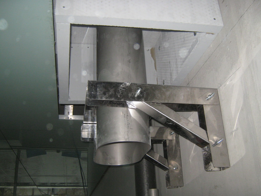 Крепление дымохода